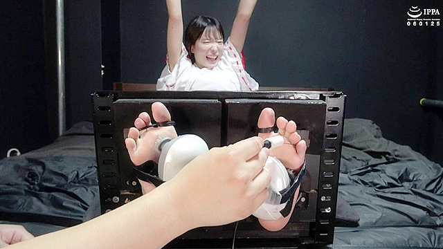 「巫女服で足裏弱点のアイドルに足枷徹底くすぐり！」WAKA-044 宇佐美みおん（4）