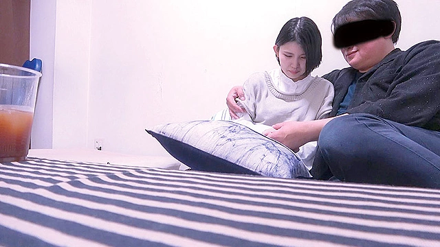 夫に見られているとも知らず他人棒を受け入れる人妻02