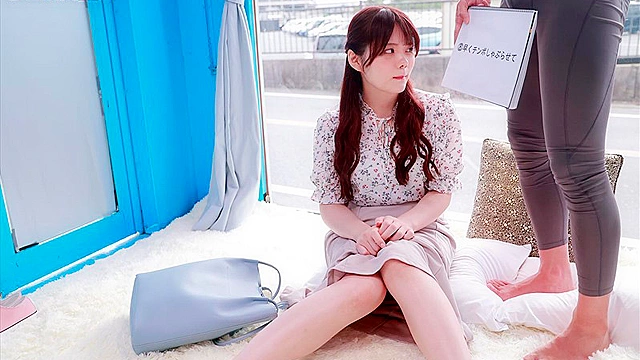マジックミラー号 都内有数のお嬢様大学に通う高学歴女子大生・ゆりあちゃんに 100の淫語を言わせたら、純白のパンツに染みをつくってしまうのか検証！！ …結果、自らち○ぽを求めてしまうほどに発情、前戯不要な濡れ濡れま○こに生挿入！？