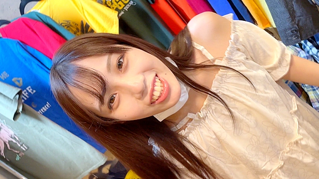 私のパンツ買いませんか？エッチな古着屋さん おっぱいポロリしてお色気販売