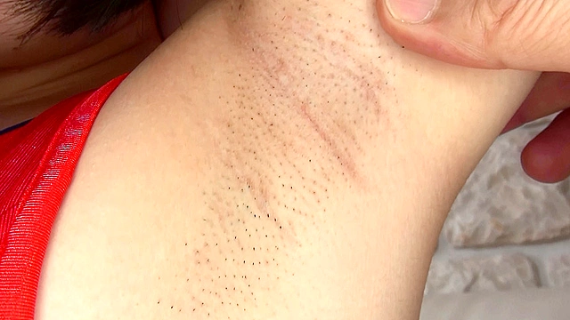恥ずかしいのに感じちゃう敏感女子のワキの下