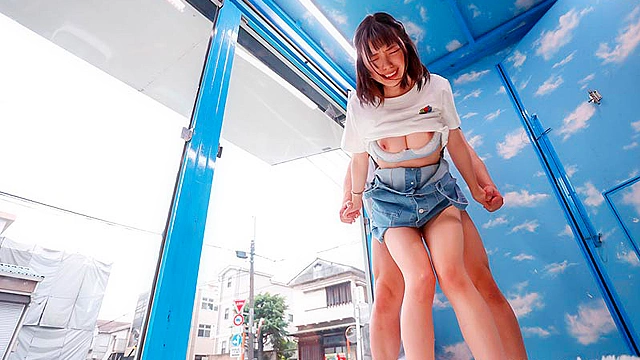 マジックミラー号 都内有数のお嬢様大学に通う高学歴女子大生に 100の淫語を言わせたら、純白のパンツに染みをつくってしまうのか検証！！ …結果、自らち○ぽを求めてしまうほどに発情、前戯不要な濡れ濡れま○こに生挿入！？2