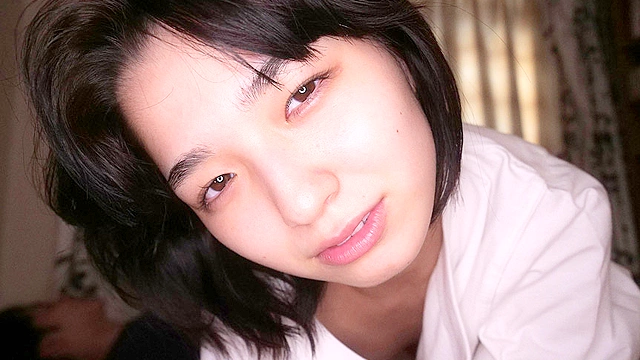 内緒でエグい看護してくれた美人ナースを部屋に誘って生ハメしたら何度も求めるヤリマンだった