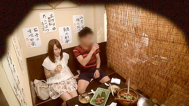 居酒屋の個室で“すだれ1枚”隣の大槻ひびきちゃんが潮吹きしまくり見せつけ！コンドームが無い状況で発情した一般カップルは営業中の店内で飛び火（生）中出しSEX！！！