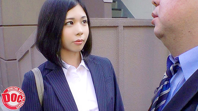 スレンダー新人女子社員と巨漢上司の地方出張。なんと宿泊先のホテルはまさかの相部屋！？狂った上司が夜から朝まで種付けプレス！！