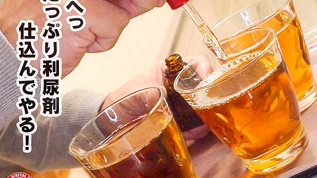 近所の人妻に利尿剤入りの飲み物を飲ませトイレを封鎖！ 覗かれているとも知らずジョボジョボ野ション恥じらいで興奮気味の彼女に追い討ちをかけ2穴パックリ！恥ずかし騎乗位で大量中出し！