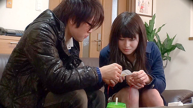30cmの赤い糸に繋がれたまま見知らぬ男女が一晩過ごしたら…火が付いて初対面SEXに落ちるのか？