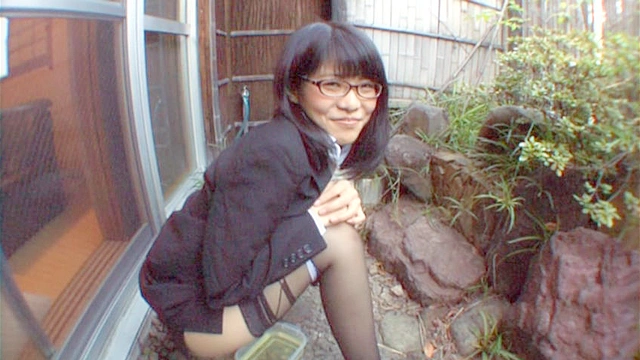 スーツのお姉さん達に小便を我慢してもらう 尻突き出し放尿編 其の四