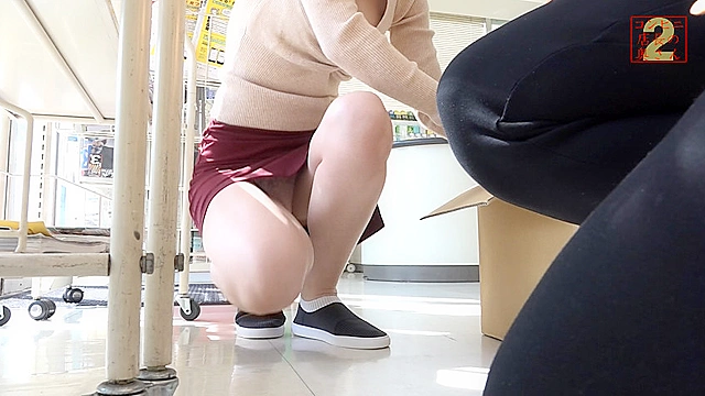 コンビニで一緒に働く店長の奥さんは誰もがソソる美熟女なのでヤラずにはいられない（2）