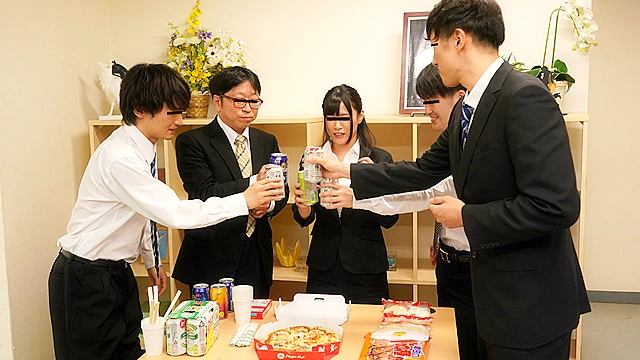 女子社員狙い撃ちの社内歓迎会で社長ゲーム！少し高飛車で高卒の俺より高学歴なウチの会社のソソる黒パンスト女子社員。ムラムラくるけど手が出せない。しかし！今日はパワハラ、セクハラ、何でも有り！！ハチャメチャやっても怒られない！王様ゲームから発展した社員は逆らえない社長ゲームで俺は独裁エロ社長！！