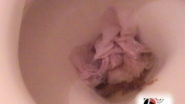 パスタ専門店のマネージャーが故障したトイレで排便する様子と焦っている様子を○撮した後に便器に残されたオシッコウンコも撮影した映像2