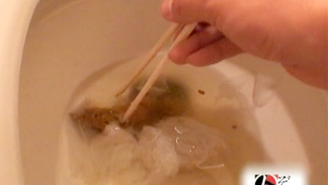 パスタ専門店のマネージャーが故障したトイレで排便する様子と焦っている様子を○撮した後に便器に残されたオシッコウンコも撮影した映像2