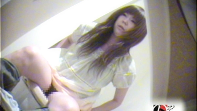 パスタ専門店のマネージャーが故障したトイレで排便する様子と焦っている様子を○撮した後に便器に残されたオシッコウンコも撮影した映像2