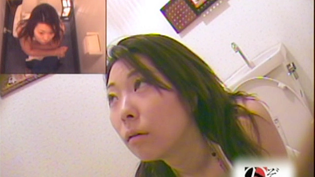 パスタ専門店のマネージャーが故障したトイレで排便する様子と焦っている様子を○撮した後に便器に残されたオシッコウンコも撮影した映像2