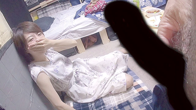 自分の部屋に泊まることになった妻の女友達「人妻千佳さん（仮名）36歳」に当然のように手を出してしまうワタシ