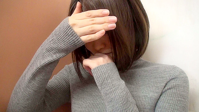 個撮）すごいローリング！【化粧品販売員さん】ハイクオリティ見つめてフェラチオ