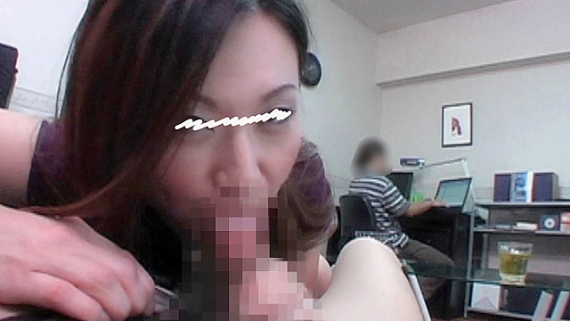 旦那が気付かない見ていない瞬間に大胆に不貞するビッチ人妻たち