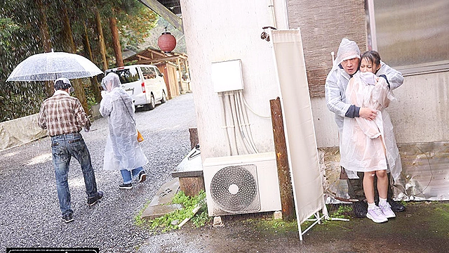 雨に打たれながらカッパの中を全裸にされボランティア活動中に何度もこっそりイキさせられる小さい女の子 蓮見天