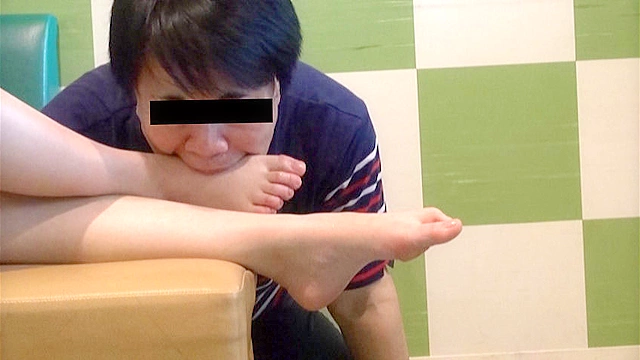 仕事帰り女性の汚れた足舐め専門職（5） 超美人秘書の酸っぱくて美味しい足先