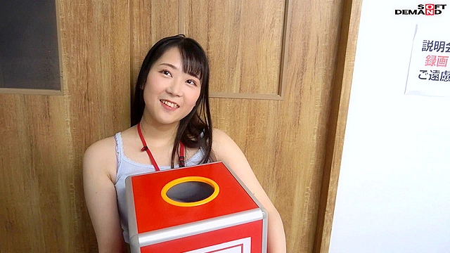 マブしいハニカミ八重歯の着痩せ代表21歳は想定以上のぶるるんHカップ SOD女子社員ハダカになるより恥ずかしい！脱ぎキャンBOX野球拳 メディア事業部 中途1年目 米内美和