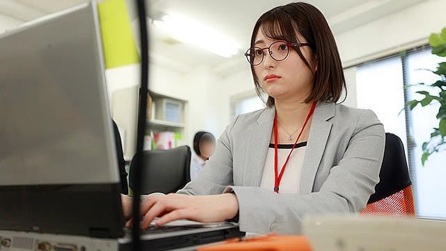 【職場でヤレる女】 社内ではクールな僕のセフレちゃん 裏の顔は甘えん坊でチンコを求めてくる女 －実はこの女フェラ好きです。－ 営業部 葵 24歳