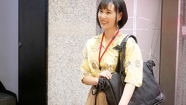 SOD女子社員 制作部AP 入社2年目 浅井心晴 ぷりっぷりのお尻 ピタパンSEX即ハメ4本番