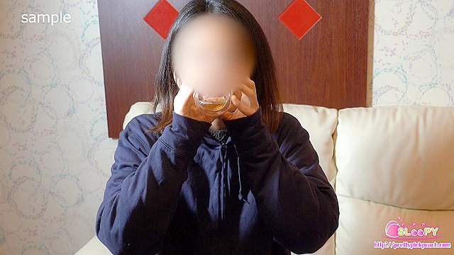 おしっこ飲んでお腹たぽたぽ！ パーカー姿のお姉さんが大量飲尿初挑戦！ ＆ごっくんも！