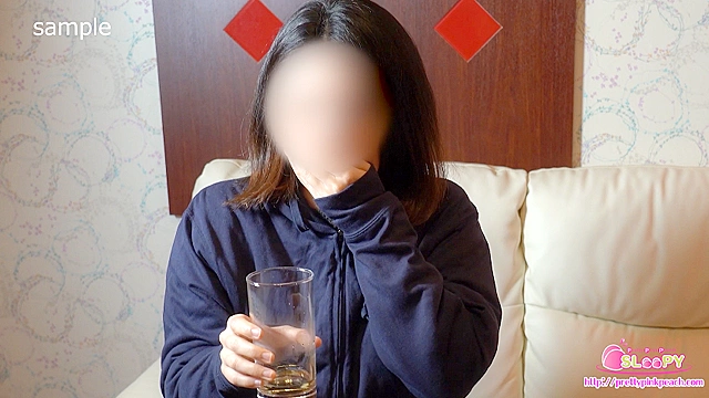 おしっこ飲んでお腹たぽたぽ！ パーカー姿のお姉さんが大量飲尿初挑戦！ ＆ごっくんも！