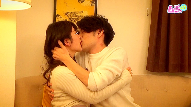 ホテル○撮 エッチに興味津々な清楚女子が偶然AV男優と知り合いチ○ポでイキまくる初めてのワンナイトSEX