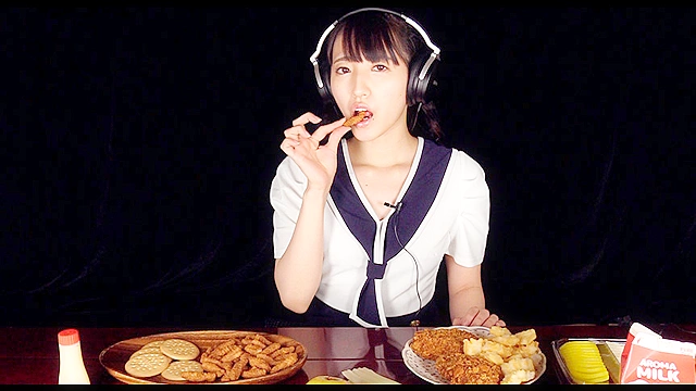 【ASMR】美女の咀嚼音をたっぷり楽しんだ後、口移しで美味しく食べさせてもらった。