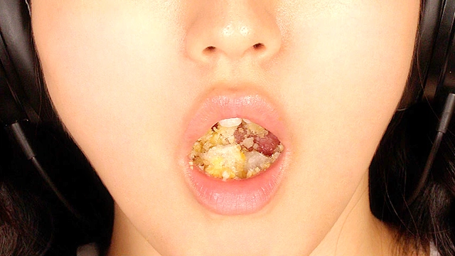 【ASMR】美女の咀嚼音をたっぷり楽しんだ後、口移しで美味しく食べさせてもらった。