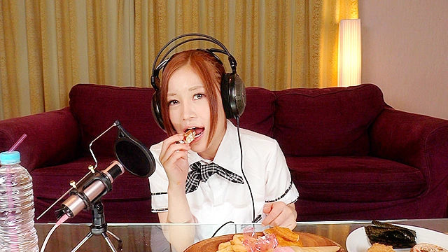 【ASMR】美女の咀嚼音をたっぷり楽しんだ後、口移しで美味しく食べさせてもらった。