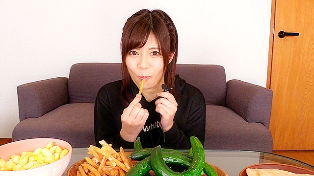 【ASMR】美女の咀嚼音をたっぷり楽しんだ後、口移しで美味しく食べさせてもらった。