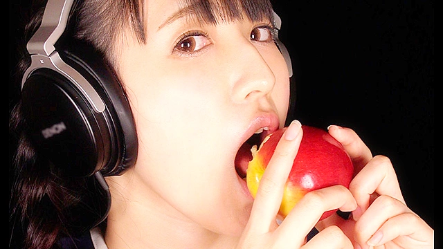 【ASMR】美女の咀嚼音をたっぷり楽しんだ後、口移しで美味しく食べさせてもらった。