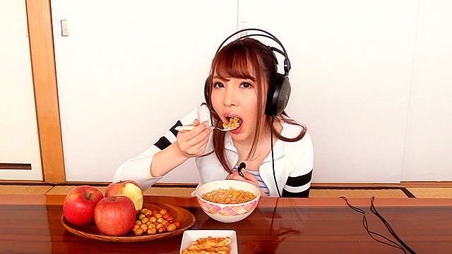 【ASMR】美女の咀嚼音をたっぷり楽しんだ後、口移しで美味しく食べさせてもらった。