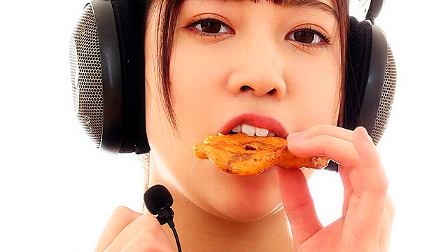 【ASMR】美女の咀嚼音をたっぷり楽しんだ後、口移しで美味しく食べさせてもらった。