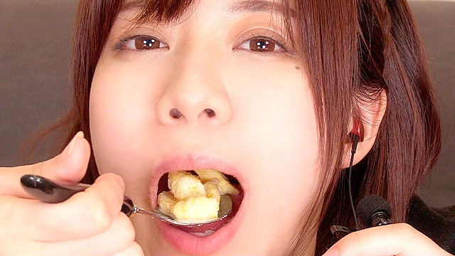 【ASMR】美女の咀嚼音をたっぷり楽しんだ後、口移しで美味しく食べさせてもらった。