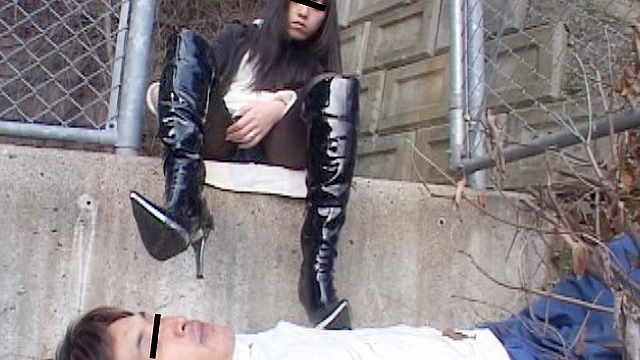お嬢様のエナメルブーツで踏まれる為だけに山奥に連れて行かれたM男