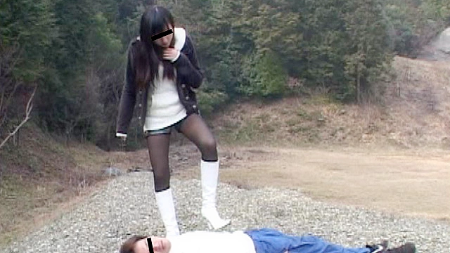 お嬢様のエナメルブーツで踏まれる為だけに山奥に連れて行かれたM男