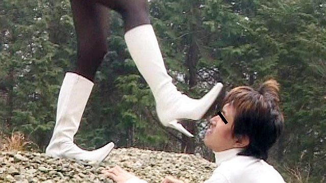 お嬢様のエナメルブーツで踏まれる為だけに山奥に連れて行かれたM男