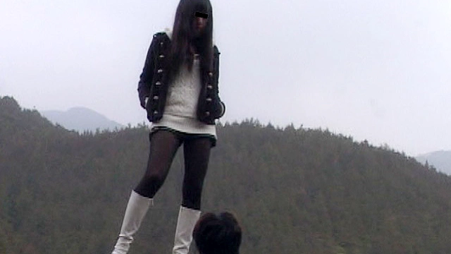 お嬢様のエナメルブーツで踏まれる為だけに山奥に連れて行かれたM男