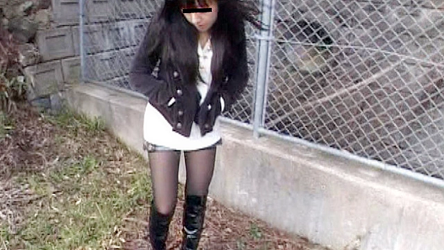 お嬢様のエナメルブーツで踏まれる為だけに山奥に連れて行かれたM男