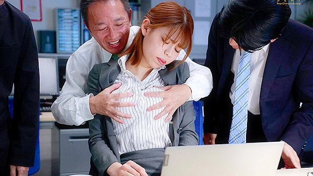 媚薬キメられ、おじさん上司達のねっとりセクハラに身体がおかしくなるほどイキまくる！ 残業中のオフィスに響き渡るピストン音、オヤジチ○ポに膣堕ちする生意気 OL “新海咲”
