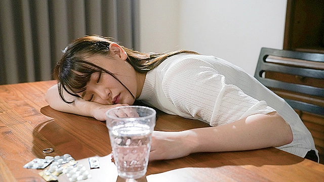 料理の動画配信が趣味な美人妻が巨根ファンに凸られ寝取られ信じていた夫にも棄てられてしまった悲劇 ／ 遥奈杏美
