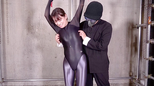 『捕われの女スパイ！吊り拘束くすぐり尋問』志摩ことり