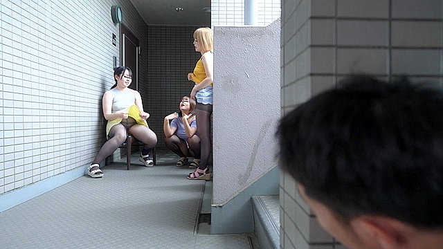 暑いからノーパンノーブラ パンストで過ごす近所のお姉さんの剛毛マン毛が見えちゃった！？エロ過ぎるパンストまん毛にムラムラしていたらスケベなお姉さんの方から誘惑してくれました！！