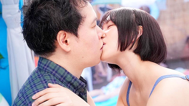 真夏の海水浴場で見つけたショートカットの似合う水着美少女が 童貞くんを赤面筆おろし のはずが...実は絶倫AV男優で失禁・痙攣お構いなし何度イっても止まらない激ピストンで無許可中出し！