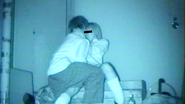 物陰で誰も見ていないと思ってセックスし始めたカップルだが、青姦は猥褻物で犯罪だから○撮されても仕方がない。