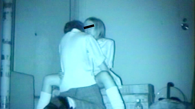 物陰で誰も見ていないと思ってセックスし始めたカップルだが、青姦は猥褻物で犯罪だから○撮されても仕方がない。