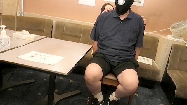 M男が、美人スパイにくすぐりの刑される